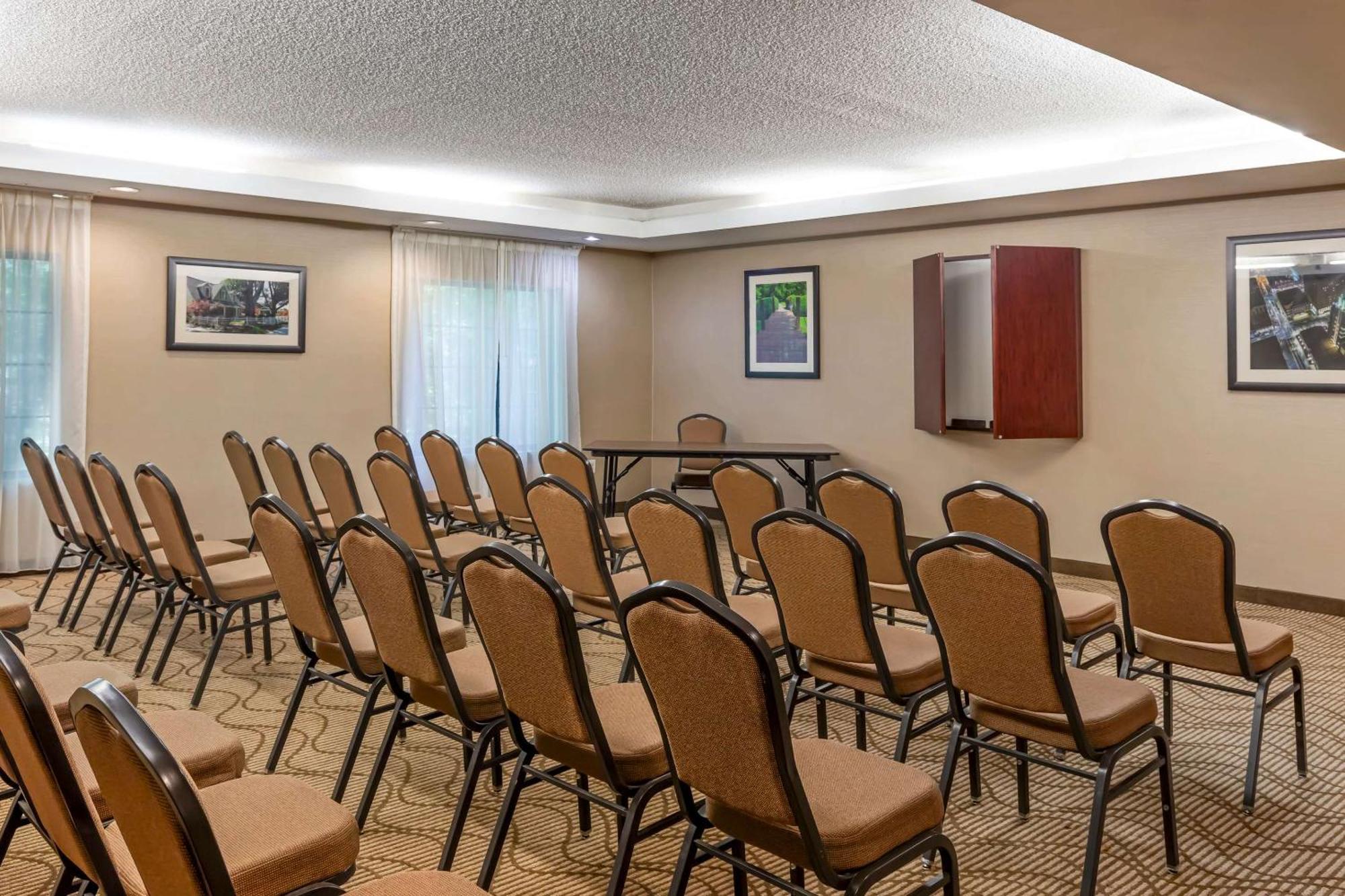 Comfort Suites Regency Park Cary Exterior photo