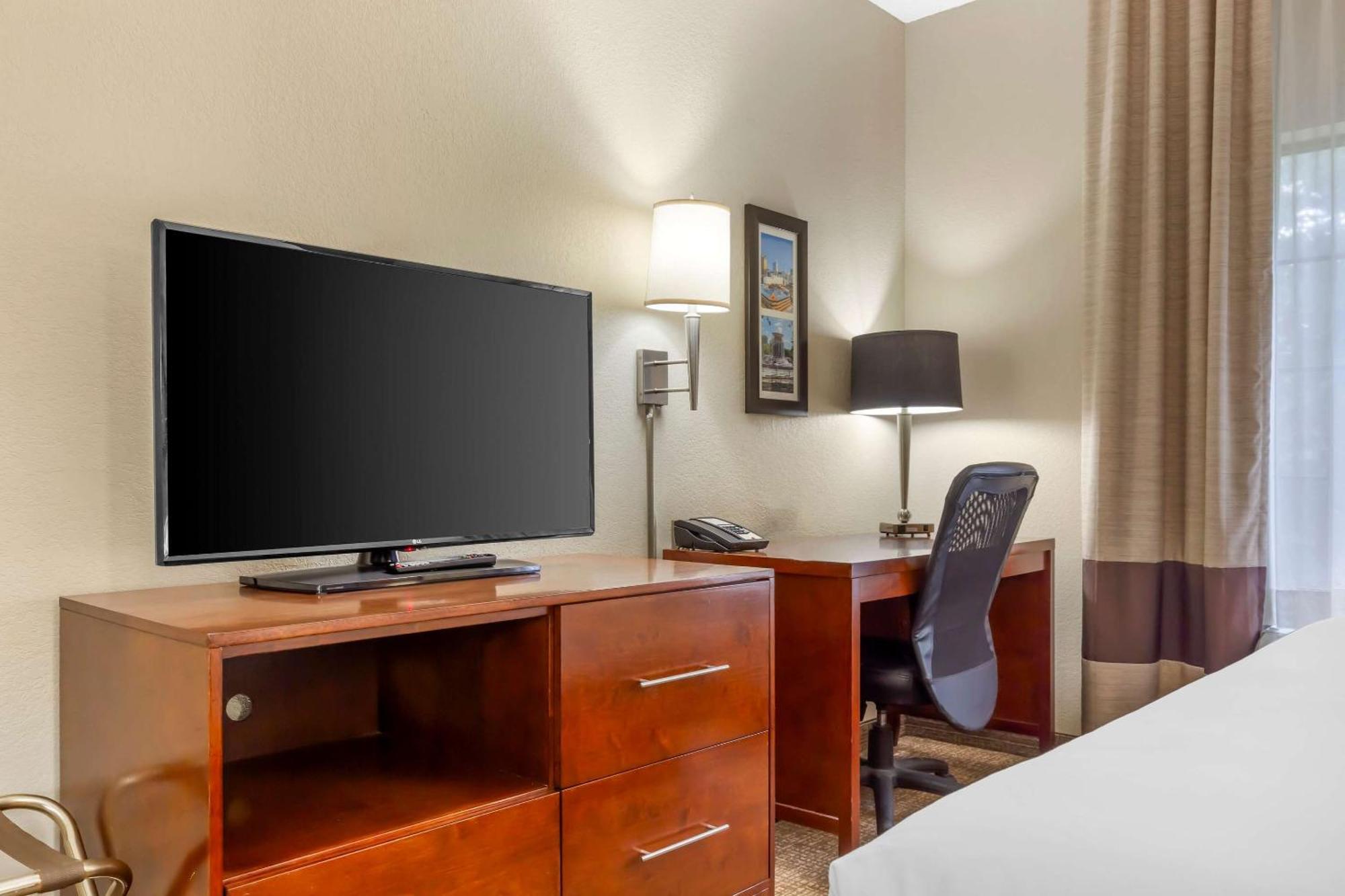 Comfort Suites Regency Park Cary Exterior photo